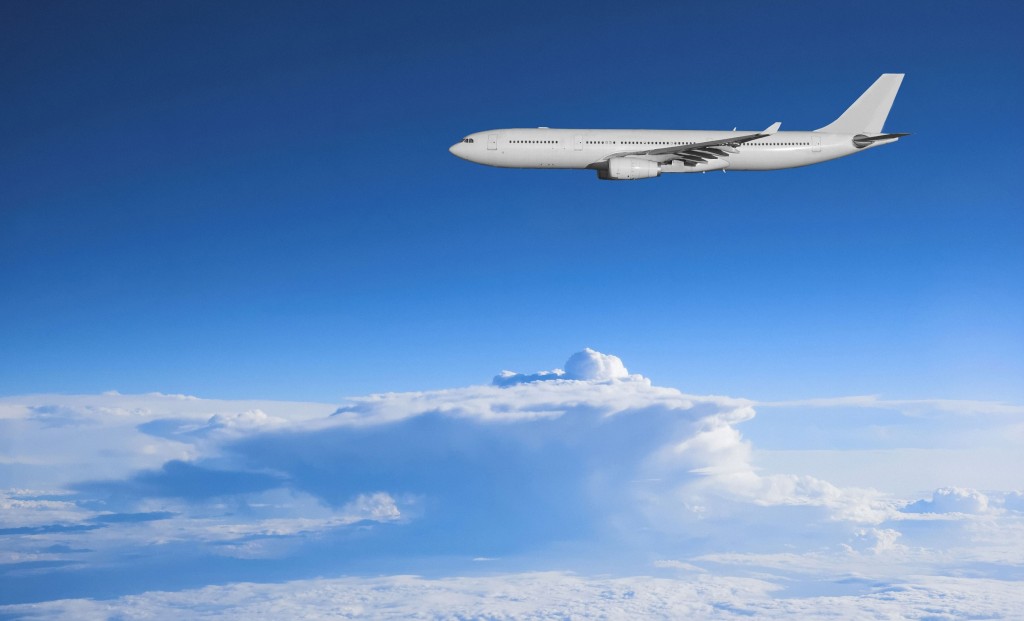 Ciel-bleu-avion-avion-nuages