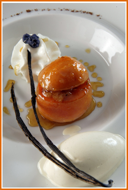 Abricot-confit-aux-epices-glace-vanille-et-emulsion-de-fromage-blanc