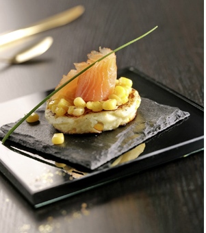 Blinis_de_grains_de_mais_aux_pommes_des_champs_et_saumon_fume