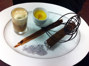 Cigare-au-chocolat-et-pralins-creme-brulee-a-la-Havane-cafe-vanille-a-boire