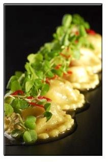 Raviolis_de_fromage_de_chevre_au_lard_fume_vinaigrette_tiede_aux_epices_et_miel_d_acacia