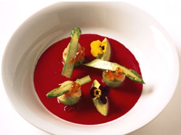 Gaspacho-de-betteraves-gingembre-confit-farci-de-concombre-oeufs-de-saumon