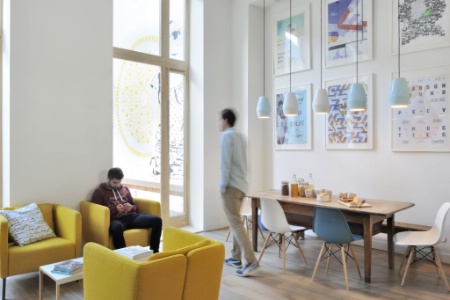 Les boutique hostels revisitent les codes de l'auberge de jeunesse, en misant notamment sur le design. Ici, le lobby du Slo Living Hostel.