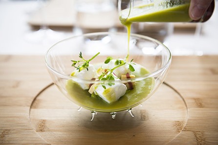 L-ile-flottante-de-petits-pois-royale-d-echalote-fumee-blanc-manger-glace-de-petits-pois-pickles-d-oignons-de-Toulouges