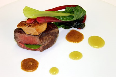 Filet-de-boeuf-roti-et-sale-au-soja-pique-de-combava-sirop-de-wasabi-blettes-et-foie-gras