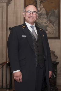 Philippe Lesigne, chef concierge de l'Intercontinental Paris Le Grand, dirige une concierge back-office.