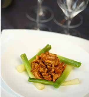 mini_poireaux_cuits_a_la_ficelle_fricassee_de_girolles