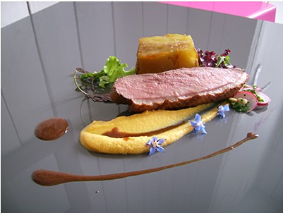 You are currently viewing Magret de canard rôti, fève tonka, pommes de terre boulangères