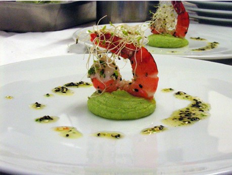 You are currently viewing Crevettes roses, mousse d’avocat et pousses de poireaux