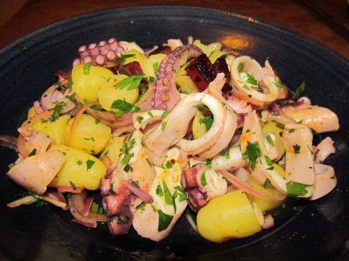 You are currently viewing Salade de poulpe tiède et pommes de terre safranées, sauce vierge au balsamique et fines herbes