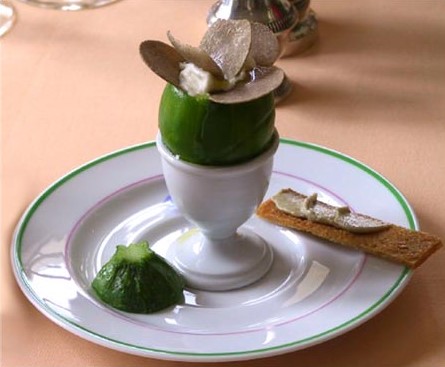 You are currently viewing Soupe froide de courgette, émulsion de parmesan et truffes d’été