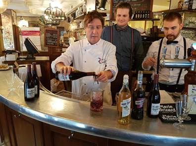 Lire la suite à propos de l’article Des Maîtres Restaurateurs parisiens proposent le beaujolais nouveau en cocktail