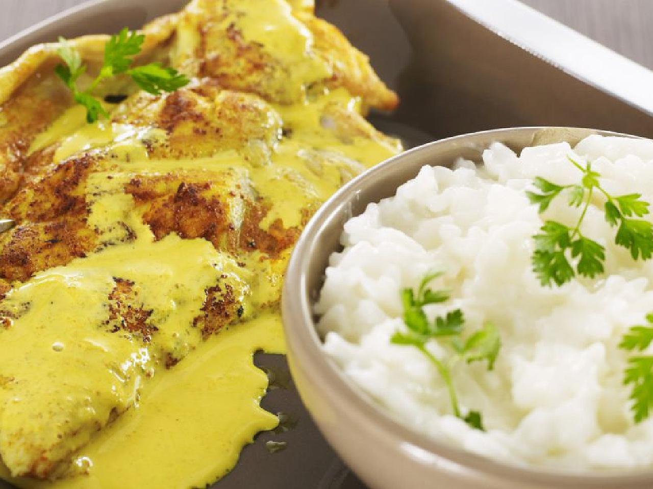 Lire la suite à propos de l’article Escalopes de dinde au curry et son riz crémeux