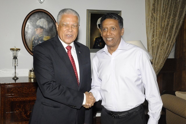 Lire la suite à propos de l’article Le Cap-Vert voit les Seychelles comme un modèle touristique, a déclaré son ministre des Affaires étrangères après sa visite avec le président