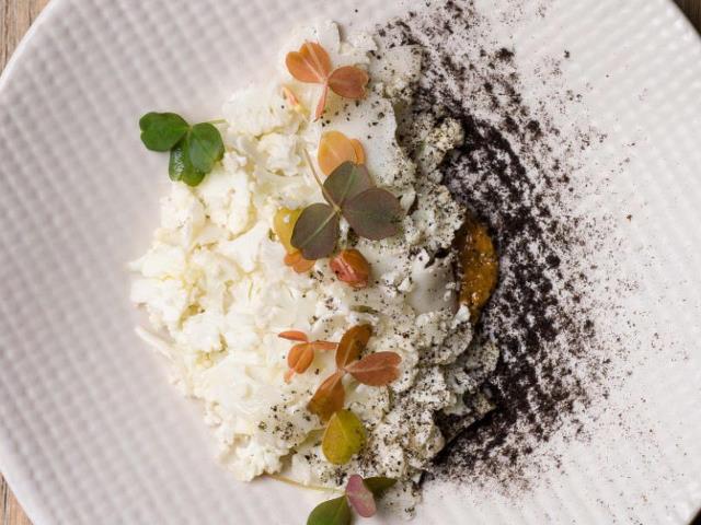 Lire la suite à propos de l’article Salade en chaud-froid de choux-fleurs et praliné de cacahuète à la fleur de sel