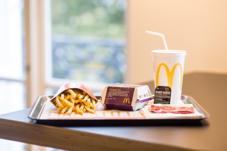 You are currently viewing McDonald’s France veut supprimer ses pailles en plastique
