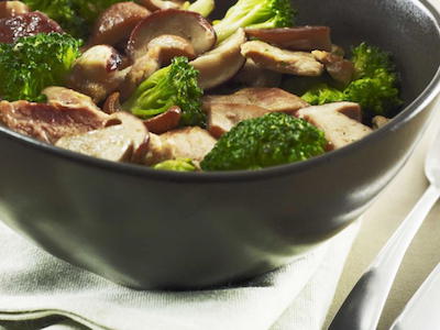 Lire la suite à propos de l’article Wok de porc sauté aux brocolis et champignons