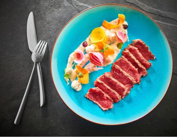 Lire la suite à propos de l’article Tataki de bœuf, cervelle de canut au citron vert et wasabi, légumes croquants