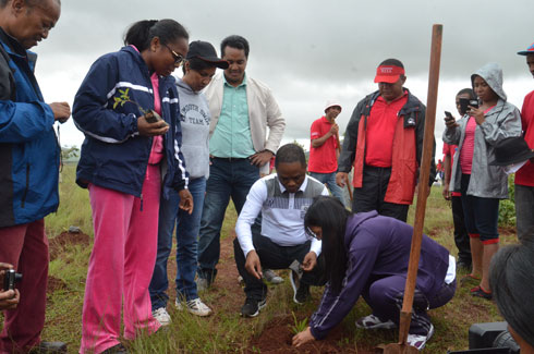 Lire la suite à propos de l’article Madagascar : La Gastronomie Pizza, 27 000 arbres plantés sur 10ha depuis cinq ans