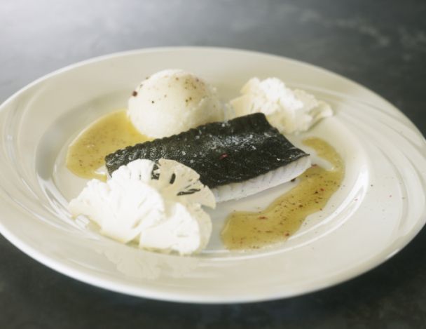 Lire la suite à propos de l’article Blanc de turbot sauvage, crème et copeaux de chou-fleur