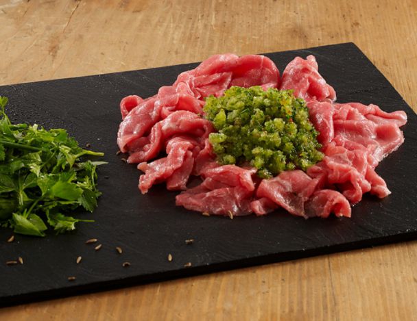 Lire la suite à propos de l’article Emincé de filet de boeuf en carpaccio, eau de concombre, « moite-moite » épicée et pailletée de glace aux herbes maraîchères