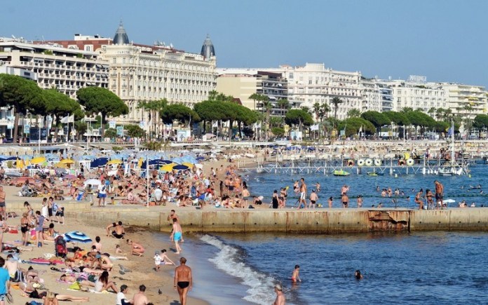 You are currently viewing Verdir le tourisme bleu : la nécessaire transition vers un tourisme côtier et maritime durable pour protéger nos océans et le climat