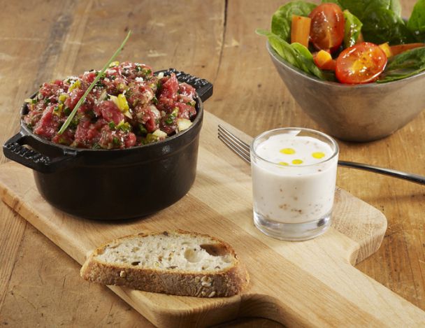 Lire la suite à propos de l’article Concassé minute de rumsteck « tartare », noix de coco torréfiée et huile de basilic safranée