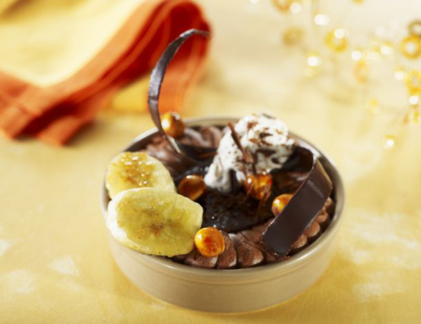 Lire la suite à propos de l’article Mousse au chocolat light, cœur de Guanaja à la banane flambée, glace banane rhum