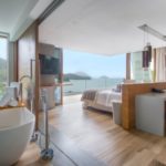 © Benoit Diacre Dans cette chambre de l'hôtel la réserve Rio Das Pedra, au Brésil, une grande cloison coulissante permet d'ouvrir ou de fermer la salle de bain.