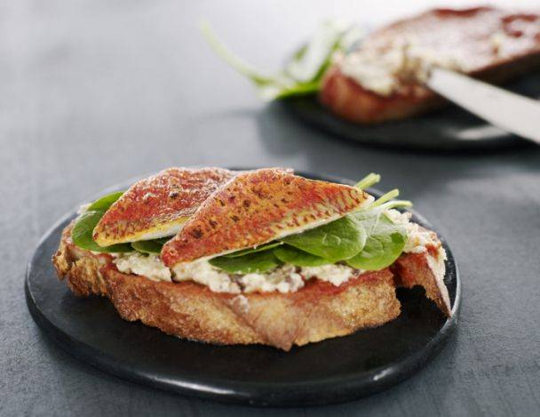 You are currently viewing Filet de rouget grillé sur un « pan tomate », jeunes pousses d’épinards