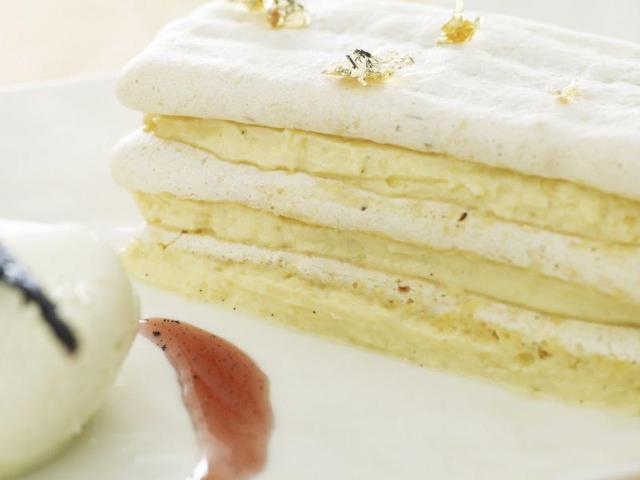 Lire la suite à propos de l’article Millefeuille de macaron plat à la crème vanillée, jus de fraise et glace au fromage blanc