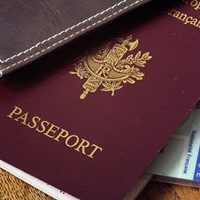 Passeport, pièces d'identité et porte feuille sur table en bois