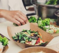 © GettyImages Maintenez l'activité, même réduite, et profitez-en pour initier vos clients – en livraison ou à emporter – à la cuisine vitalité, importante pour renforcer les défenses immunitaires.unitaires.