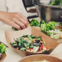 © GettyImages Maintenez l'activité, même réduite, et profitez-en pour initier vos clients – en livraison ou à emporter – à la cuisine vitalité, importante pour renforcer les défenses immunitaires.unitaires.