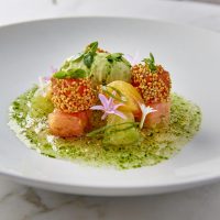 Symbole du luxe à la française, le célèbre palace parisien rouvre après quatre années de travaux. 
Tomates et crème d'avocat, recette du chef Justin Schmitt de la Brasserie d'Aumont.
Réalisation Emmanuelle Eymery et Michèle Carles.